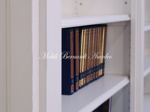 Libreria in legno massello stile classico con finitura laccata bianco anticato ripiani spostabili